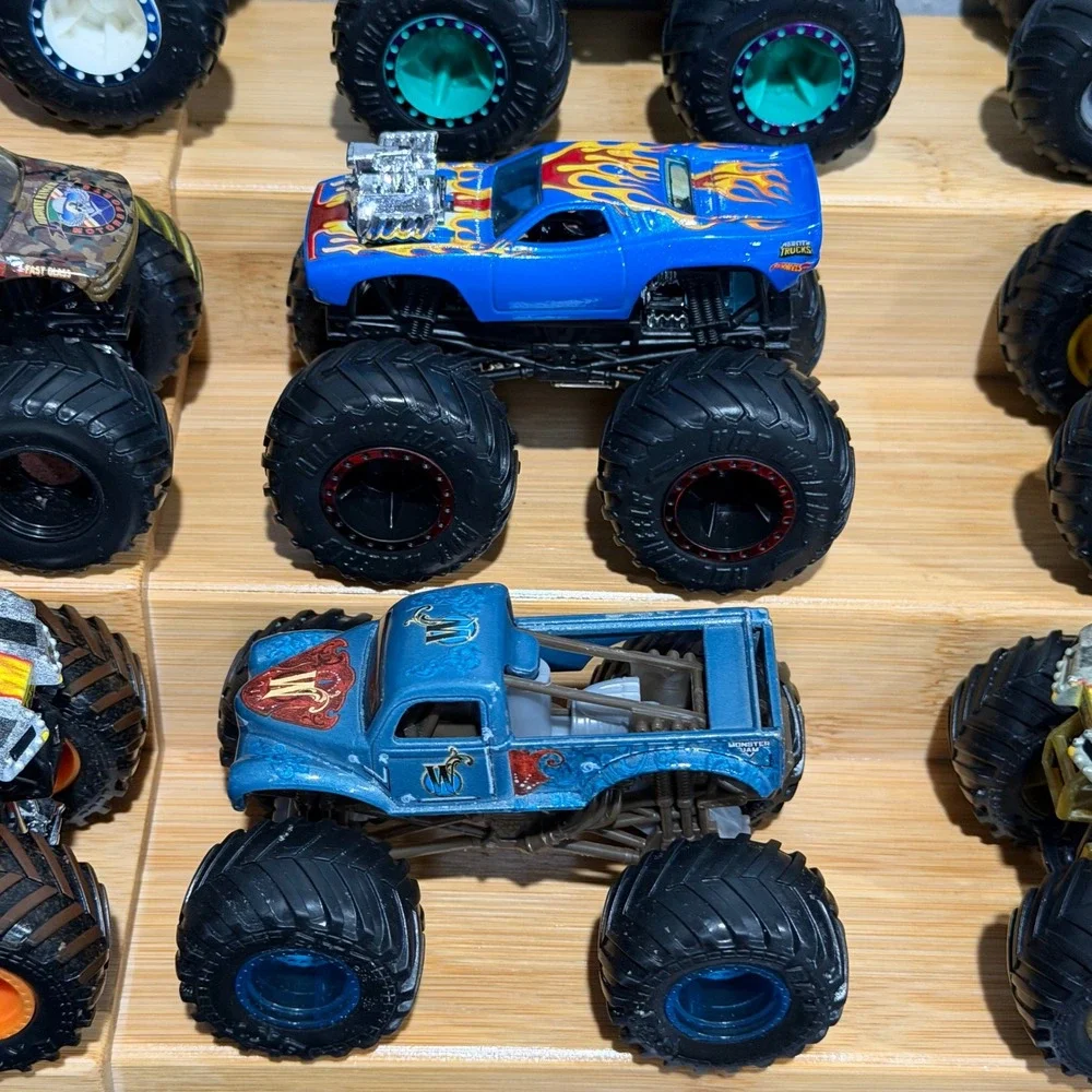 Hot Wheels Monster Jam Truck Lot 17 Grave Digger Bigfoot Megalodon Max-D 1:64